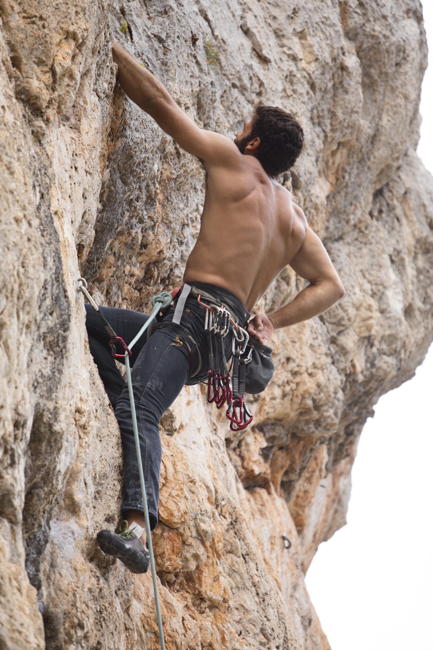 homme-fort-s-elevant-sur-une-montagne