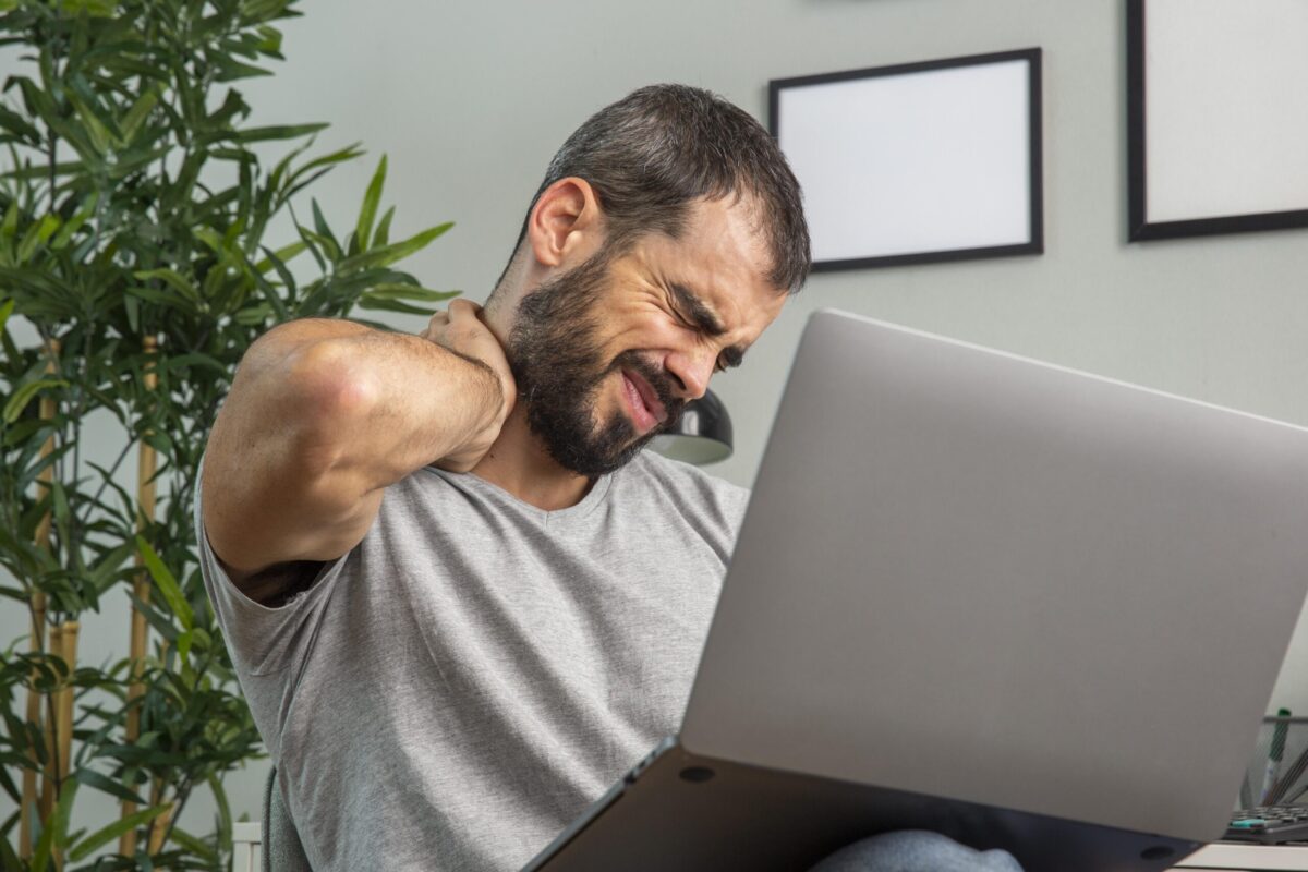homme-souffrant-de-douleurs-au-cou-tout-en-travaillant-a-domicile-sur-un-ordinateur-portable