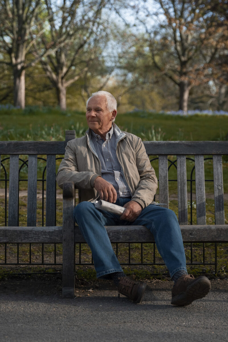 plein-coup-vieil-homme-assis-sur-un-banc